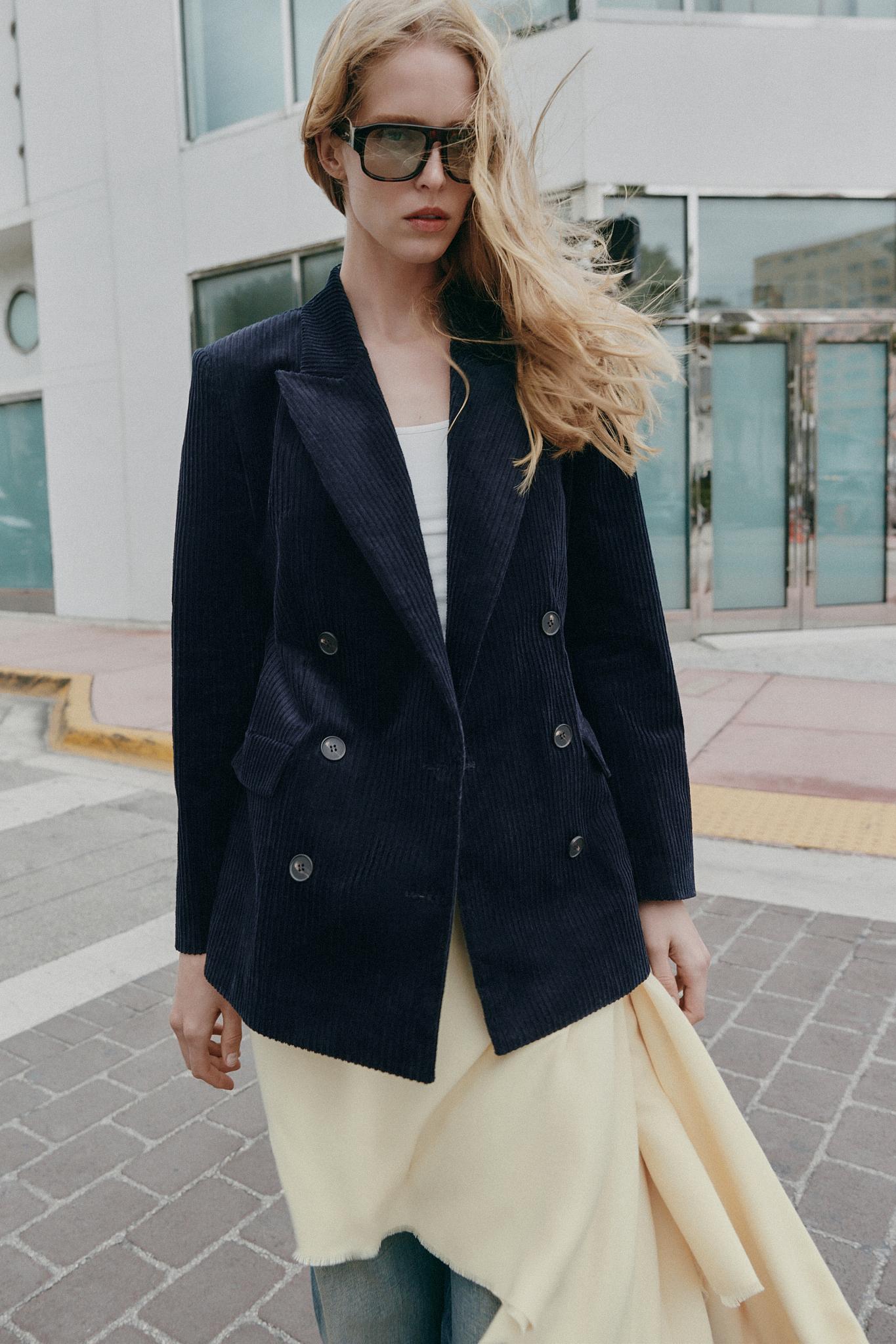 BLAZER EN VELOURS CÔTELÉ ET ÉPAULETTES